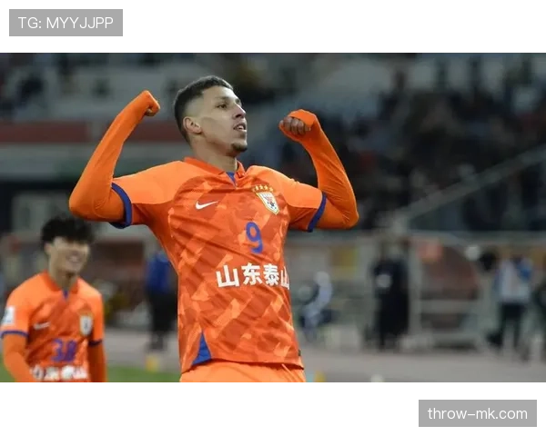 橙色帮激情助威，山东泰山球迷共迎球队新辉煌