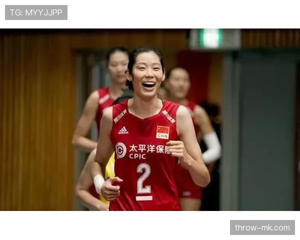 朱婷又发图了，沙发撞脸五星酒店大堂，我的租房押金还没她一个靠枕值钱